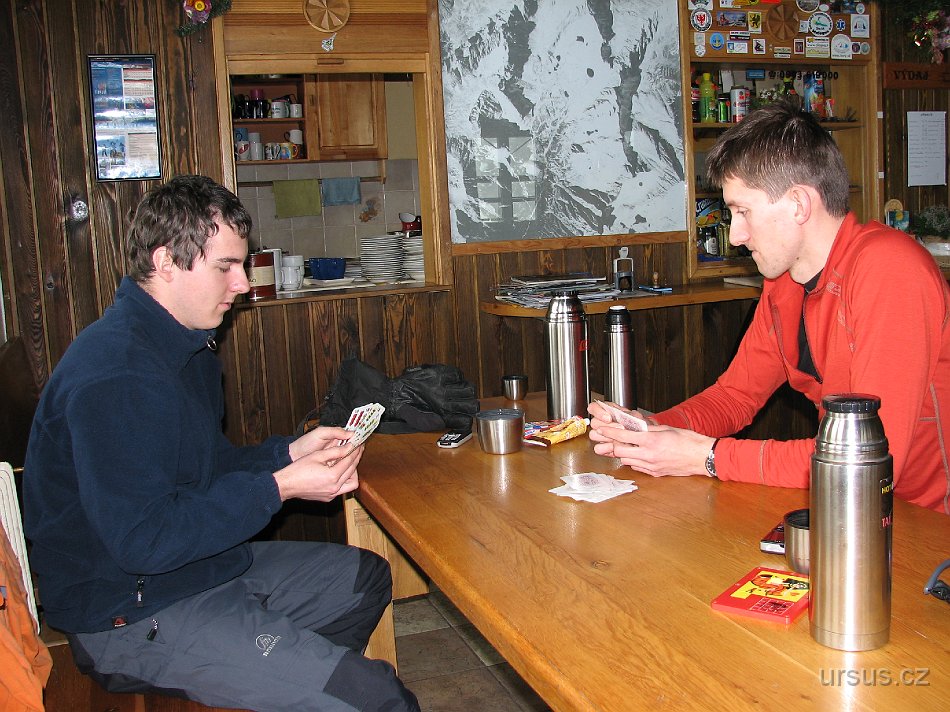 tatry 063.jpg - Pomalu se smiřujeme s tím, že se dnes opět nikam nedostaneme a tak náš čas tradičně vyplňují karty a skládání víly Amálky  =)